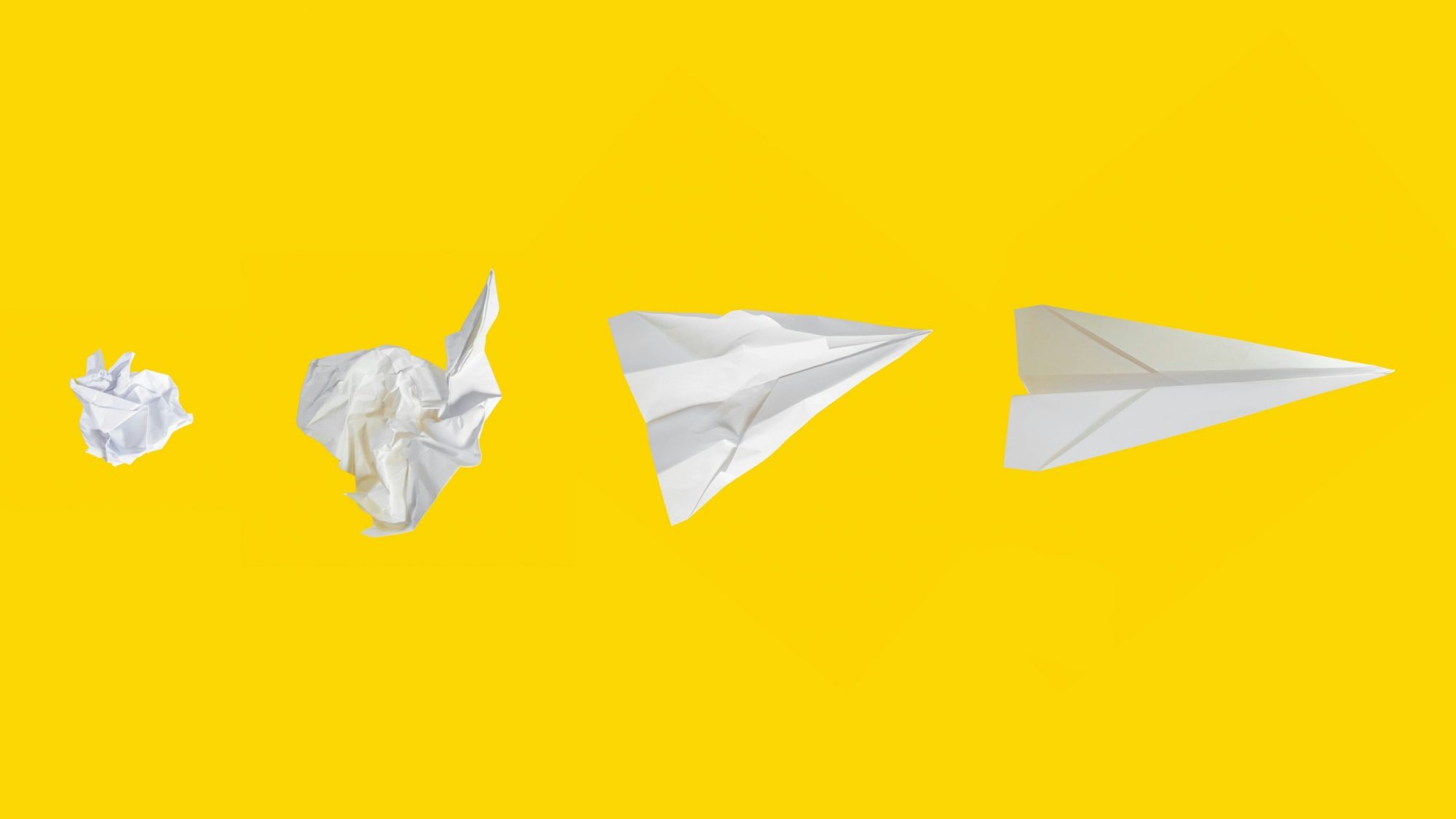 Su uno sfondo giallo, un foglio accartocciato si trasforma passo dopo passo in un aeroplanino di carta