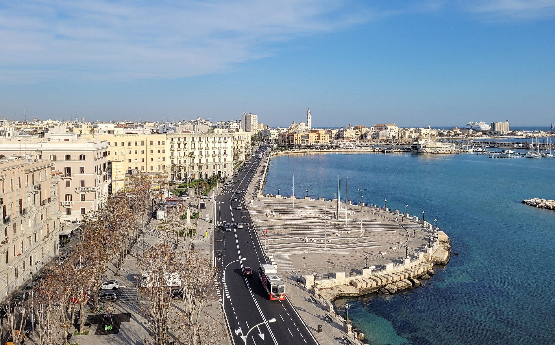 Il lungomare di Bari visto dall'alto, con i palazzi, la strada e il mare