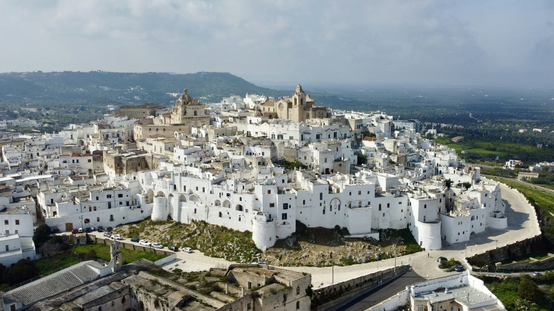 Veduta dall'alto del centro storico bianco di Ostuni con la campagna intorno, in provincia di Brindisi (foto scattata fuori dalla provincia di Bari)