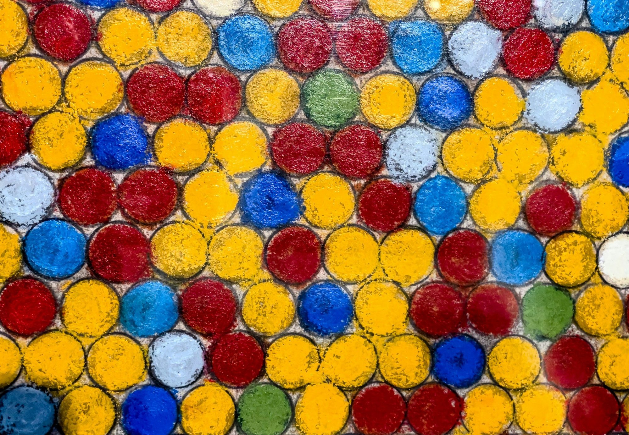 Tanti cerchi colorati rossi, gialli, blu e verdi, disegnati uno accanto all'altro