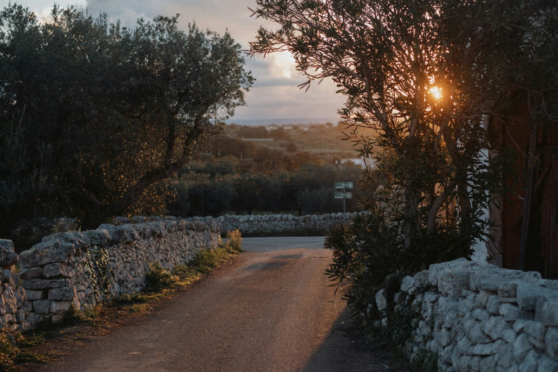 Strada di campagna tra muretti a secco al tramonto, un paesaggio pugliese familiare anche a chi vive a Capurso (foto scattata a Cisternino, non a Capurso)