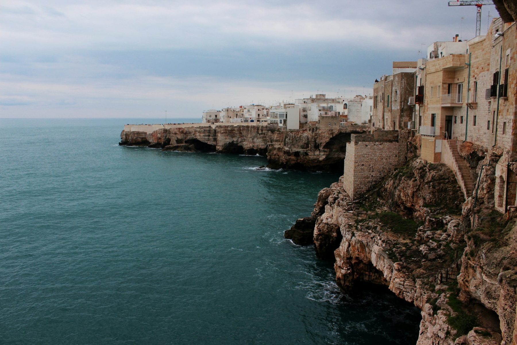 Scogliera e mare calmo a Polignano a Mare, in provincia di Bari