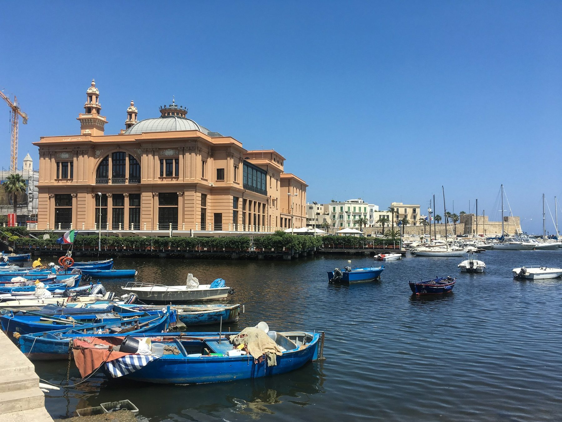 Barche da pesca blu e bianche sul lungomare di Bari, sulla stessa costa di Torre a Mare (foto scattata a Bari, non a Torre a Mare)