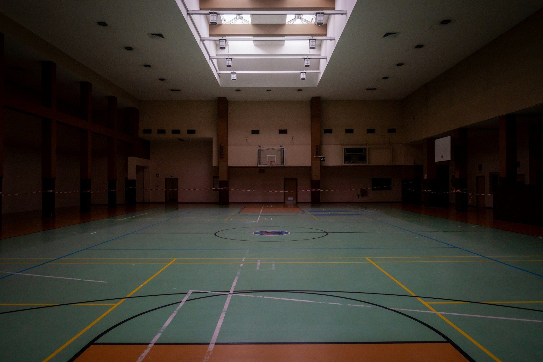 Una palestra vuota con il pavimento verde e le linee del campo da gioco
